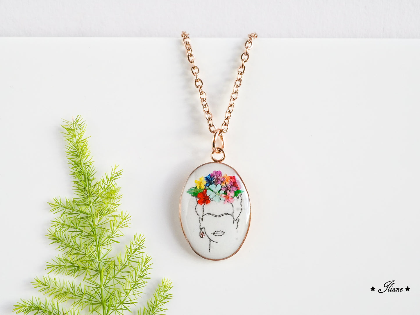 Frauenportrait mit Blumenschmuck- Kette oval Edelstahl silber, gold oder roségold 0816