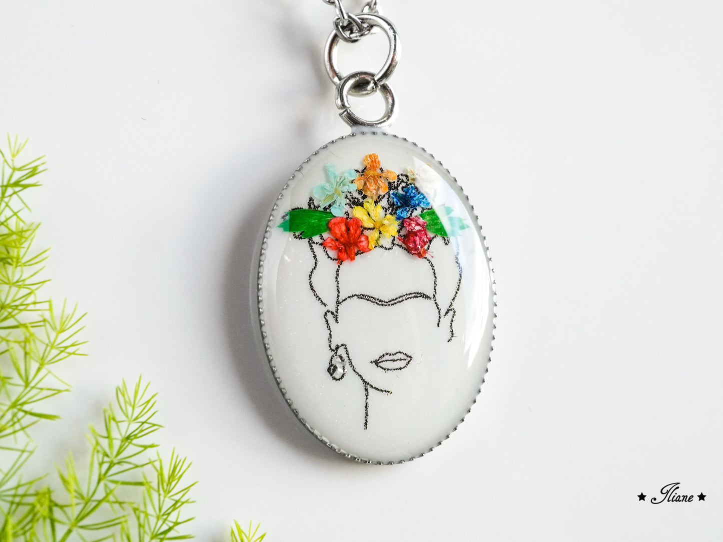 Frauenportrait mit Blumenschmuck- Kette oval Edelstahl silber, gold oder roségold 0816