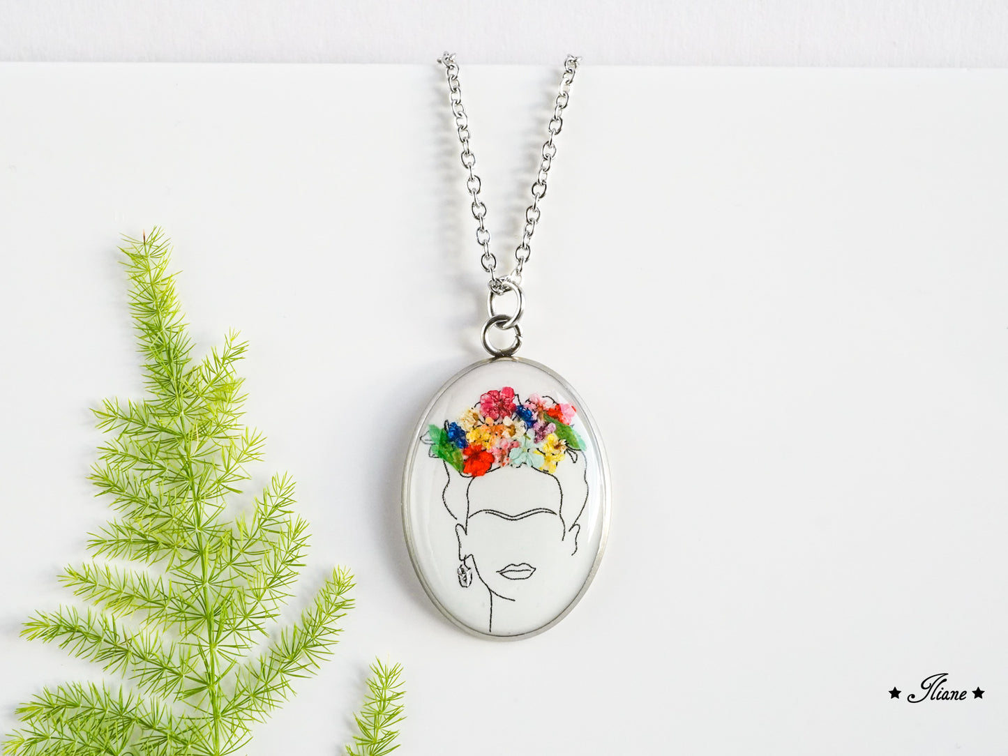 Frauenportrait mit Blumenschmuck- Kette oval Edelstahl silber, gold oder roségold 0816