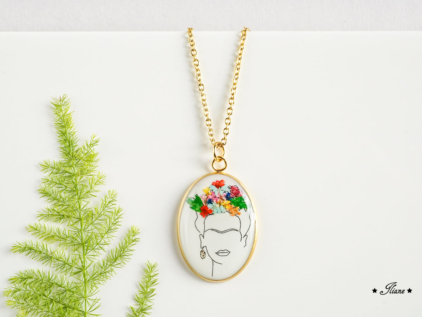 Frauenportrait mit Blumenschmuck- Kette oval Edelstahl silber, gold oder roségold 0816