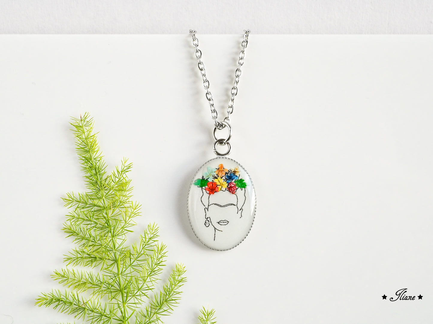 Frauenportrait mit Blumenschmuck- Kette oval Edelstahl silber, gold oder roségold 0816