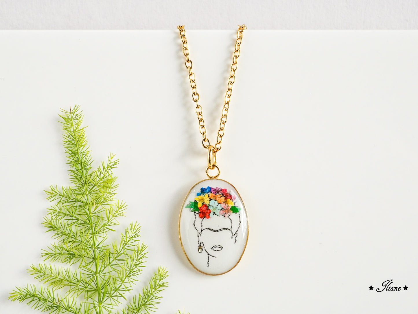 Frauenportrait mit Blumenschmuck- Kette oval Edelstahl silber, gold oder roségold 0816