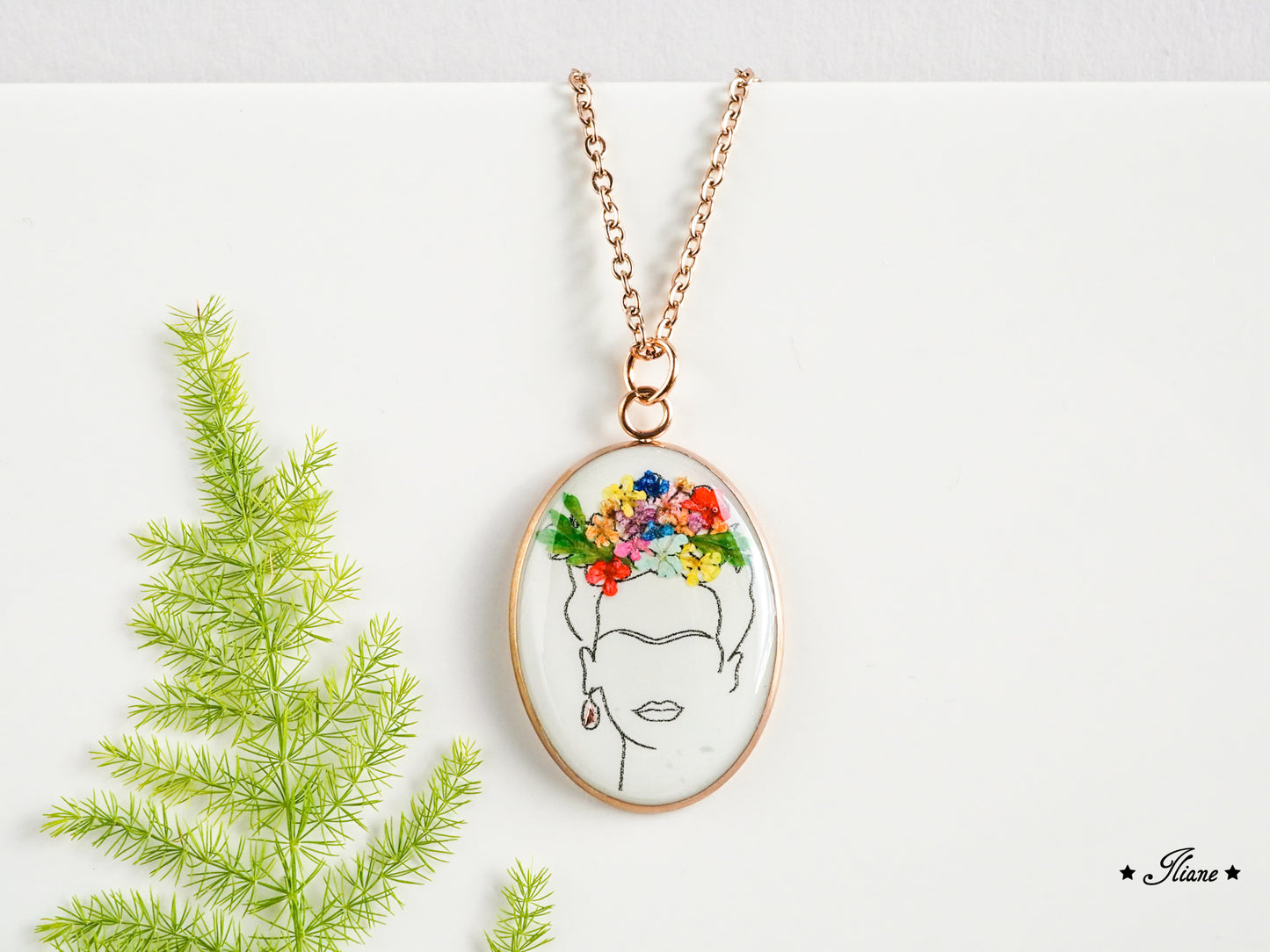 Frauenportrait mit Blumenschmuck- Kette oval Edelstahl silber, gold oder roségold 0816